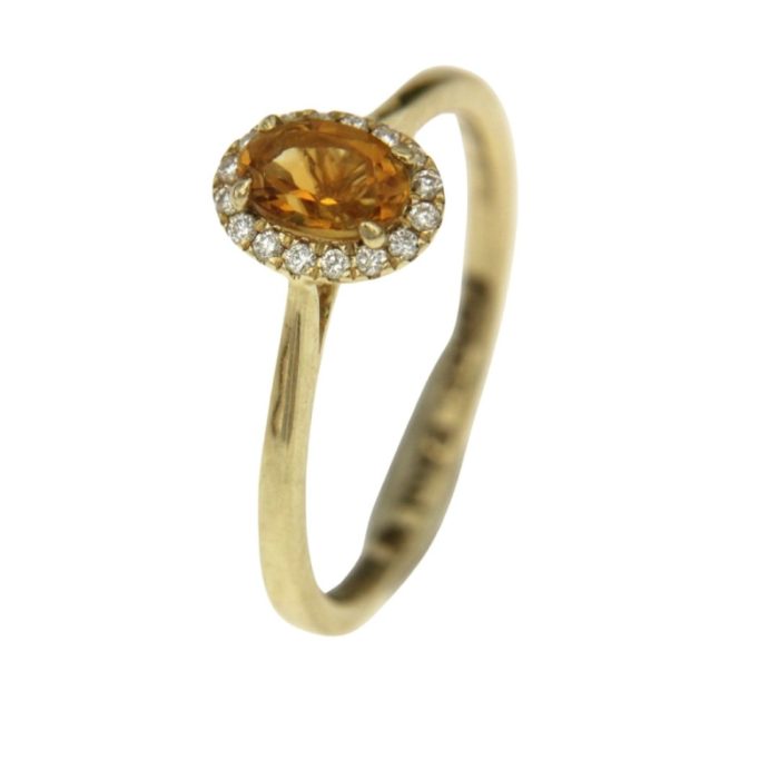 Elegante damesring met ovale citrien en fonkelende diamanten, geschikt als verlovingsring of trouwring, ontworpen door Juweliershuis Verbree.