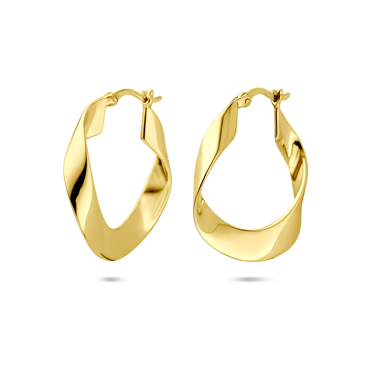 Geelkleurige oorringen met een unieke en opvallende vorm